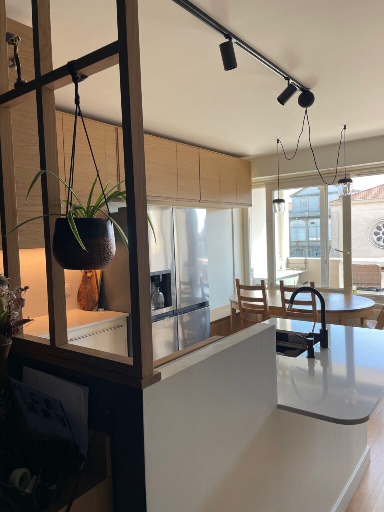Claustra bois dans un appartement rénové à Lyon