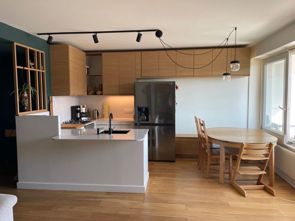Parquet rénové et matériaux bois dans un appartement rénové à Lyon
