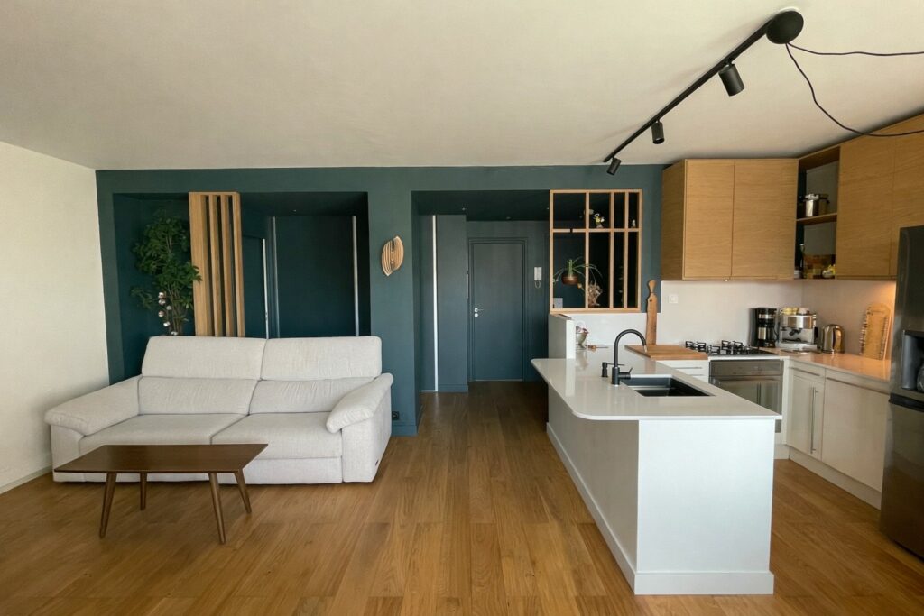 Rénovation décoration pièce de vie à Lyon avec parquet rénové et cuisine ouverte