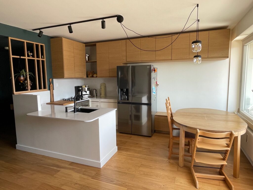 Rénovation d’une cuisine à moindre frais avec portes en bois à Lyon Chloe Le Tessier